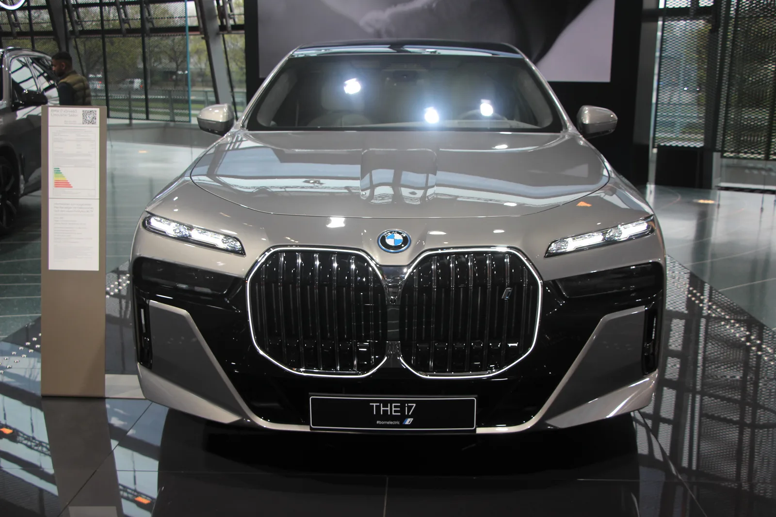 BMW i7 정면 클로즈업, 대형 키드니 그릴, 'THE i7' 배지