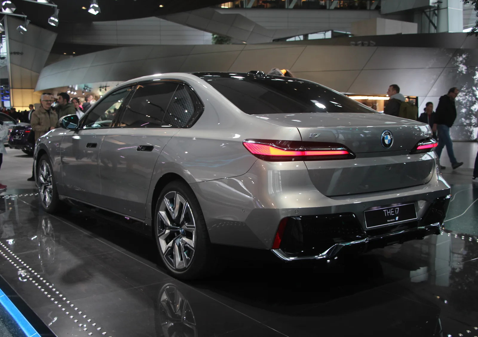 BMW i7 후측면, 그레이 색상, 전시장 내부