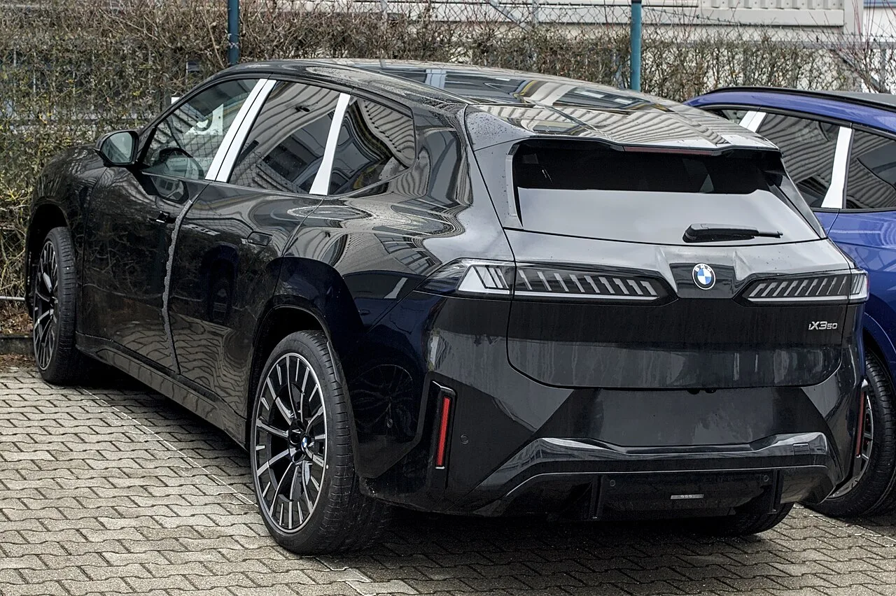 BMW iX3 후측면