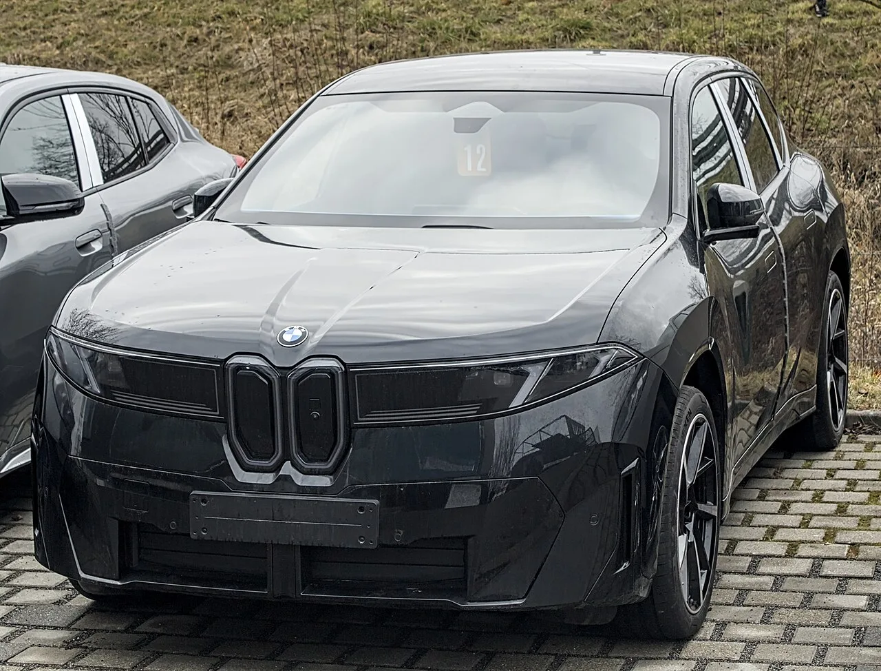 BMW 신형 iX3(NA5) 실물 사진, 검은색 차량의 전면 그릴 클로즈업