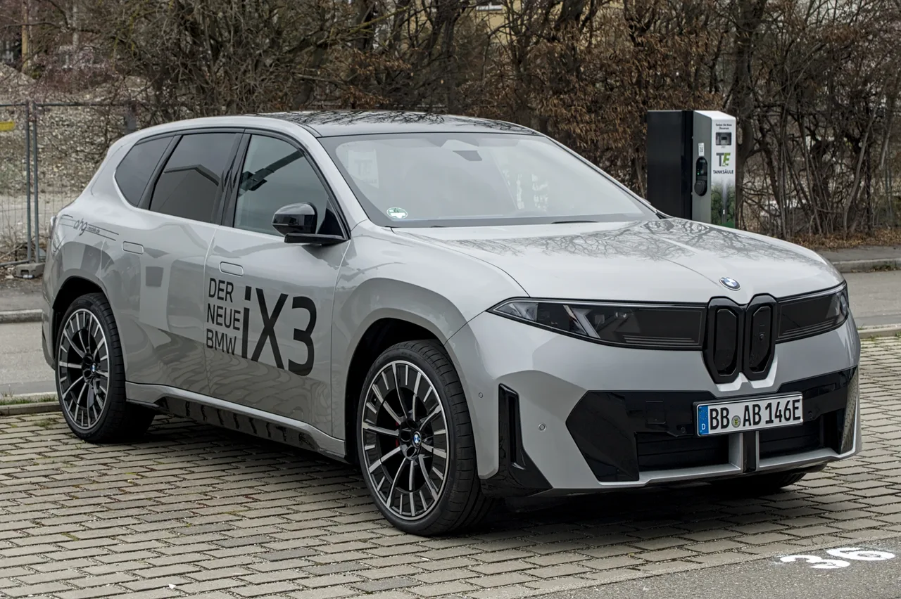 BMW iX3 측면