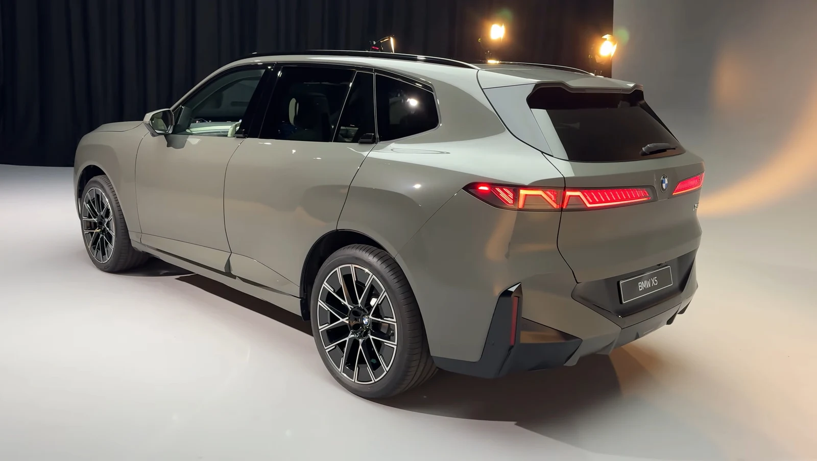 BMW iX5 후면부, 가로로 이어진 리어 콤비네이션 램프가 보인다