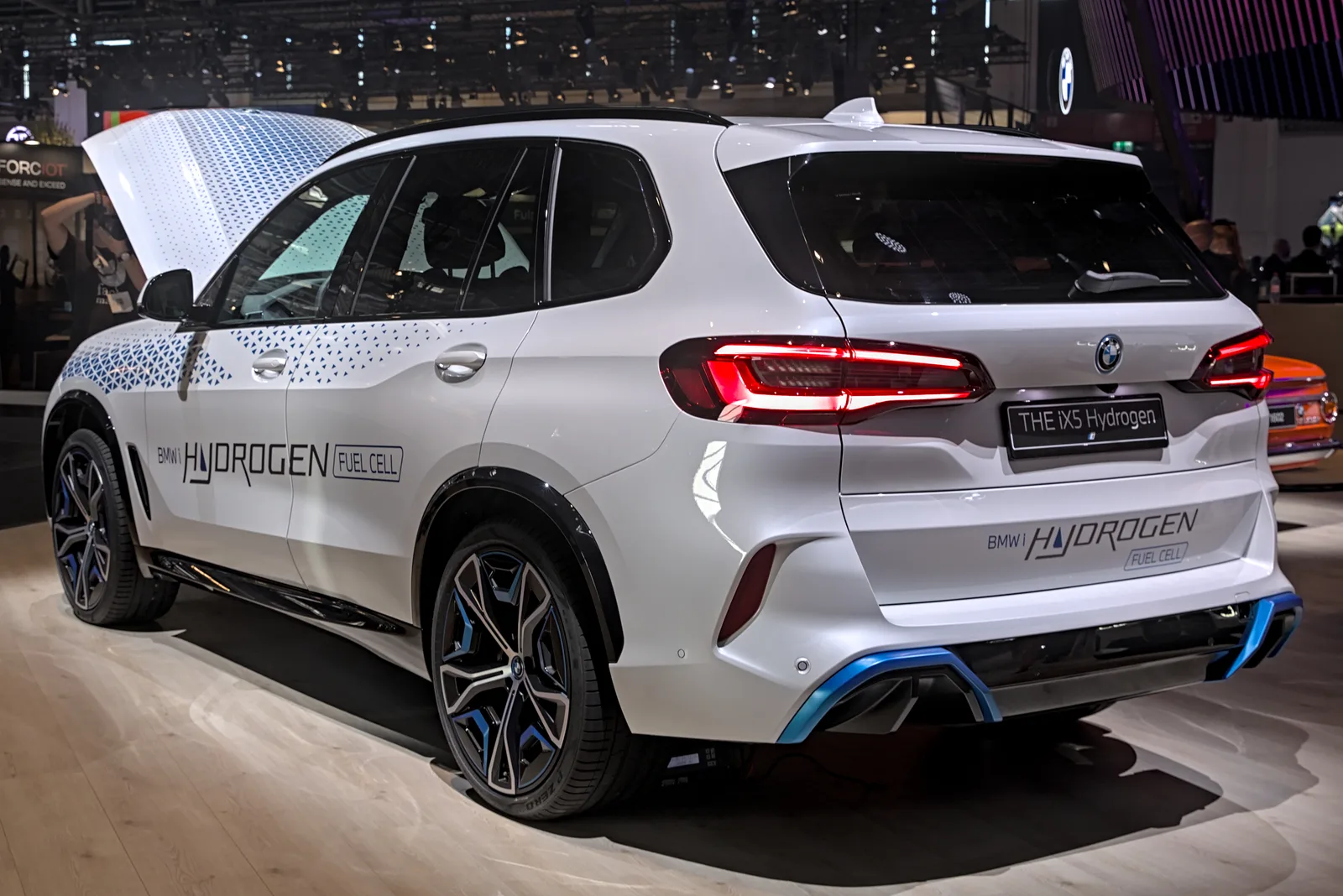 BMW iX5 하이드로젠 파일럿 플릿 후측면, 차체에 BMW i HYDROGEN FUEL CELL 래핑이 보인다