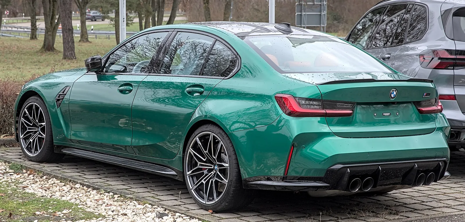 BMW M3 컴페티션(G80) 후측면, 그린 색상, 야외 촬영