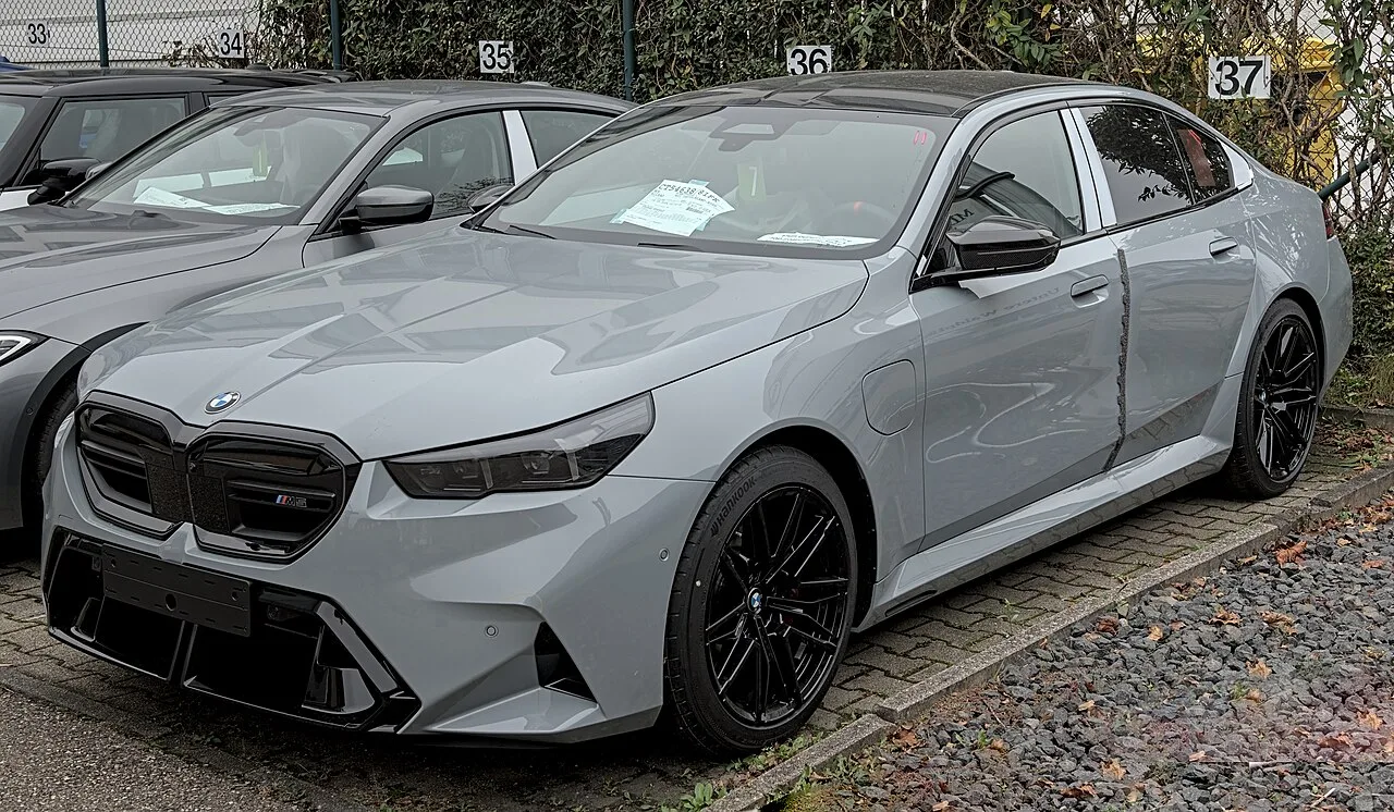 BMW M5(G90) 전측면, 그레이 색상, 주차장 모습