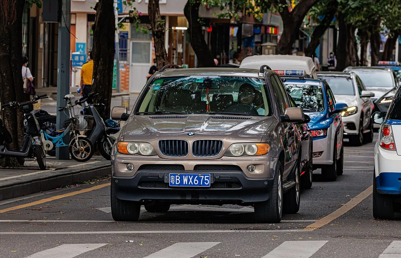 "G클래스를 잡겠다더니 접었다"… BMW가 계산을 다시 한 자리