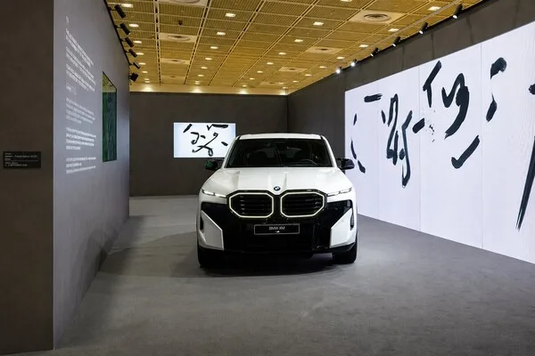 "억대 아트카가 전시장 한복판에 떴다"… BMW XM, 이강소 작가와 프리즈 서울에서 만나다