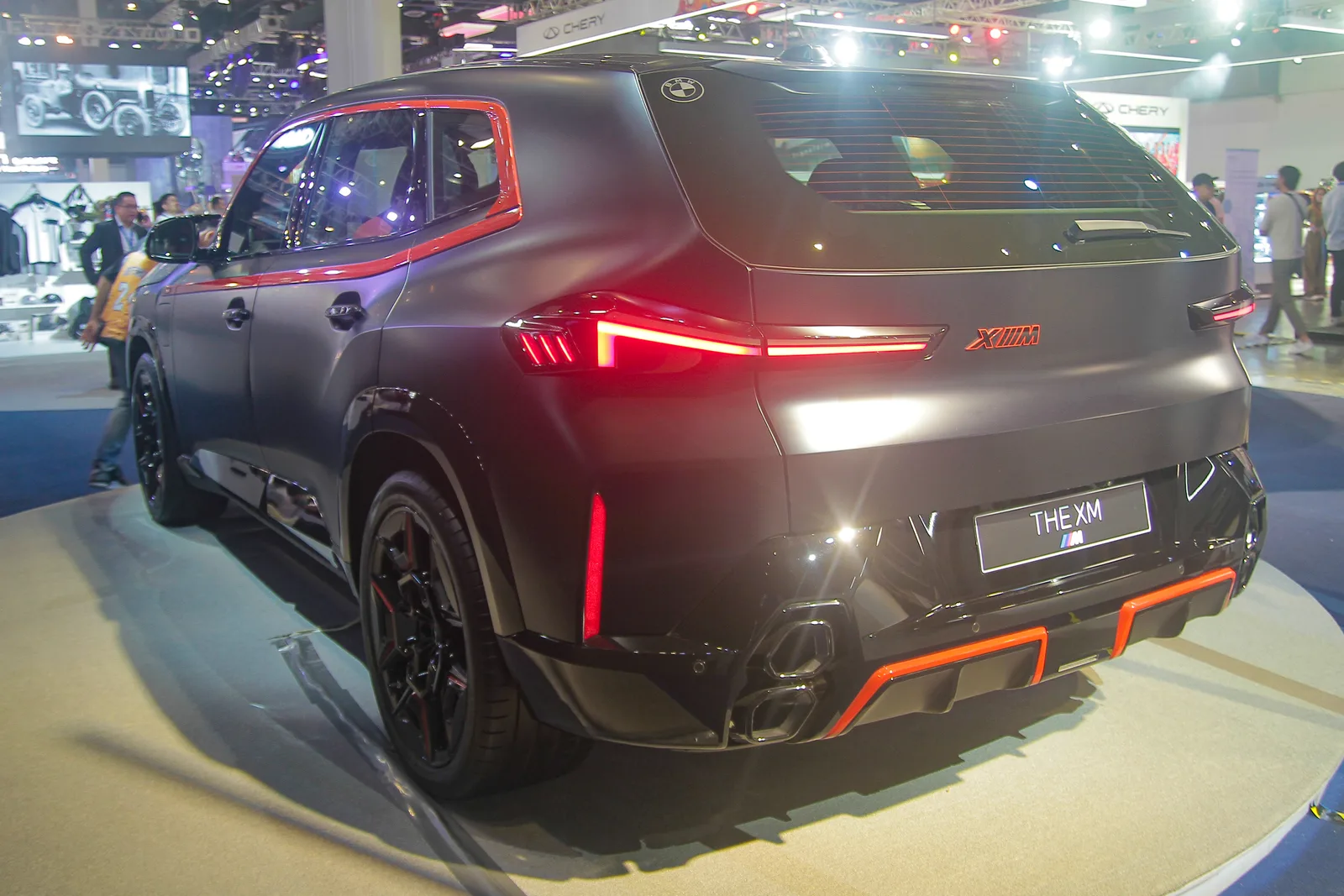 BMW XM 레이블 레드 후면부