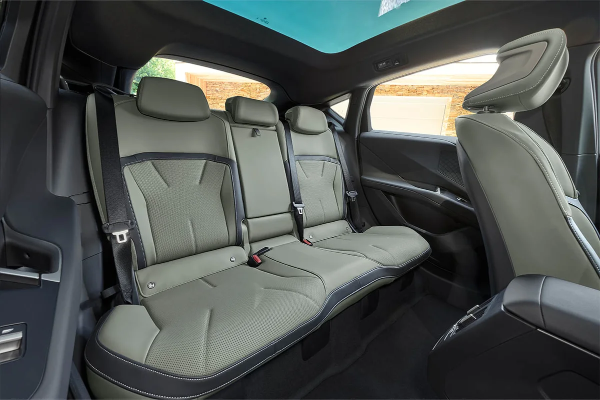 BMW iX4 뒷좌석, 머리받침 3개와 파노라마 루프가 보인다