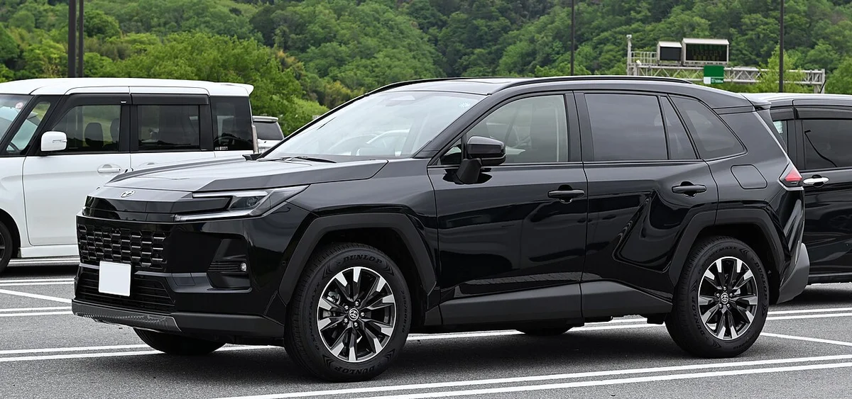 검은색 신형 토요타 RAV4 하이브리드 Z의 전측면, 주차장에 세워진 모습, 번호판은 비어 있다