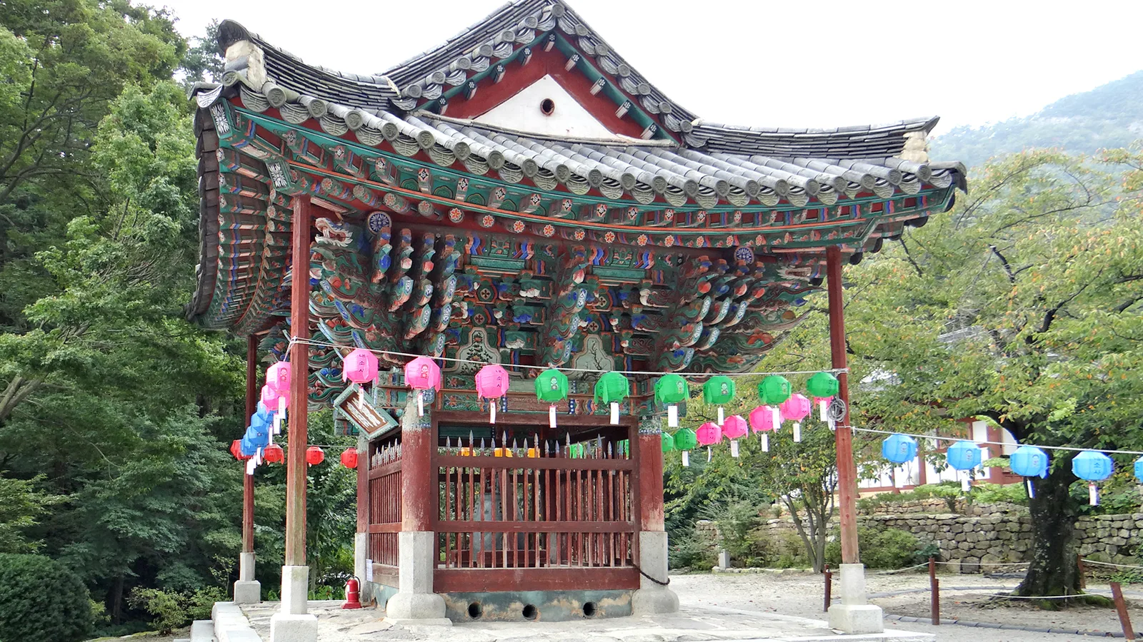 연등이 걸린 내소사 보종각 외경, 안에 동종이 모셔져 있다