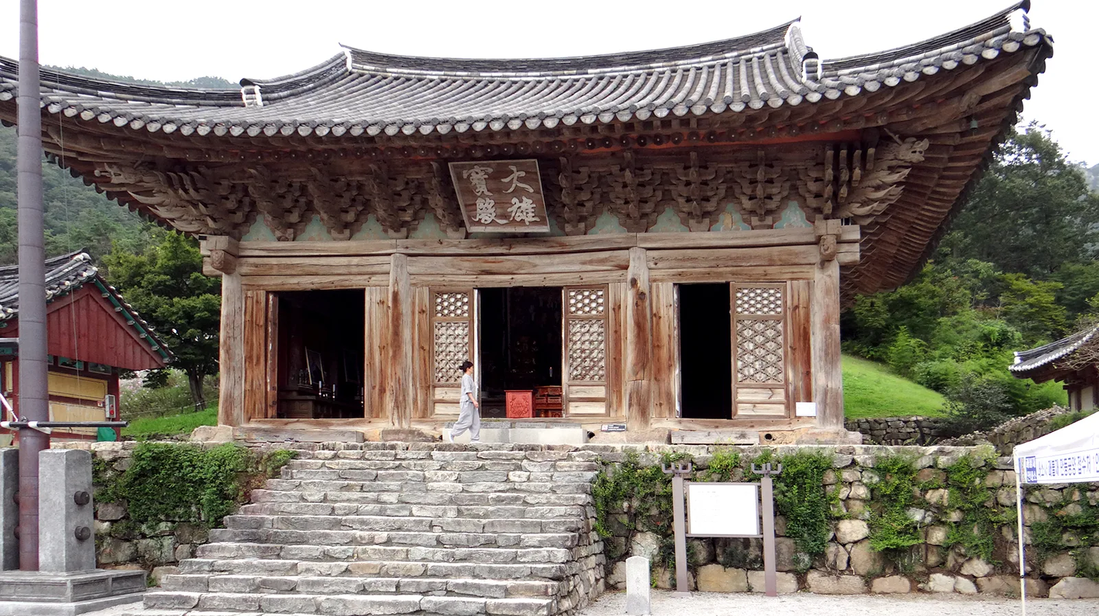 내소사 대웅보전 정면 전경, 꽃무늬 문살과 단청이 보이는 목조 건물