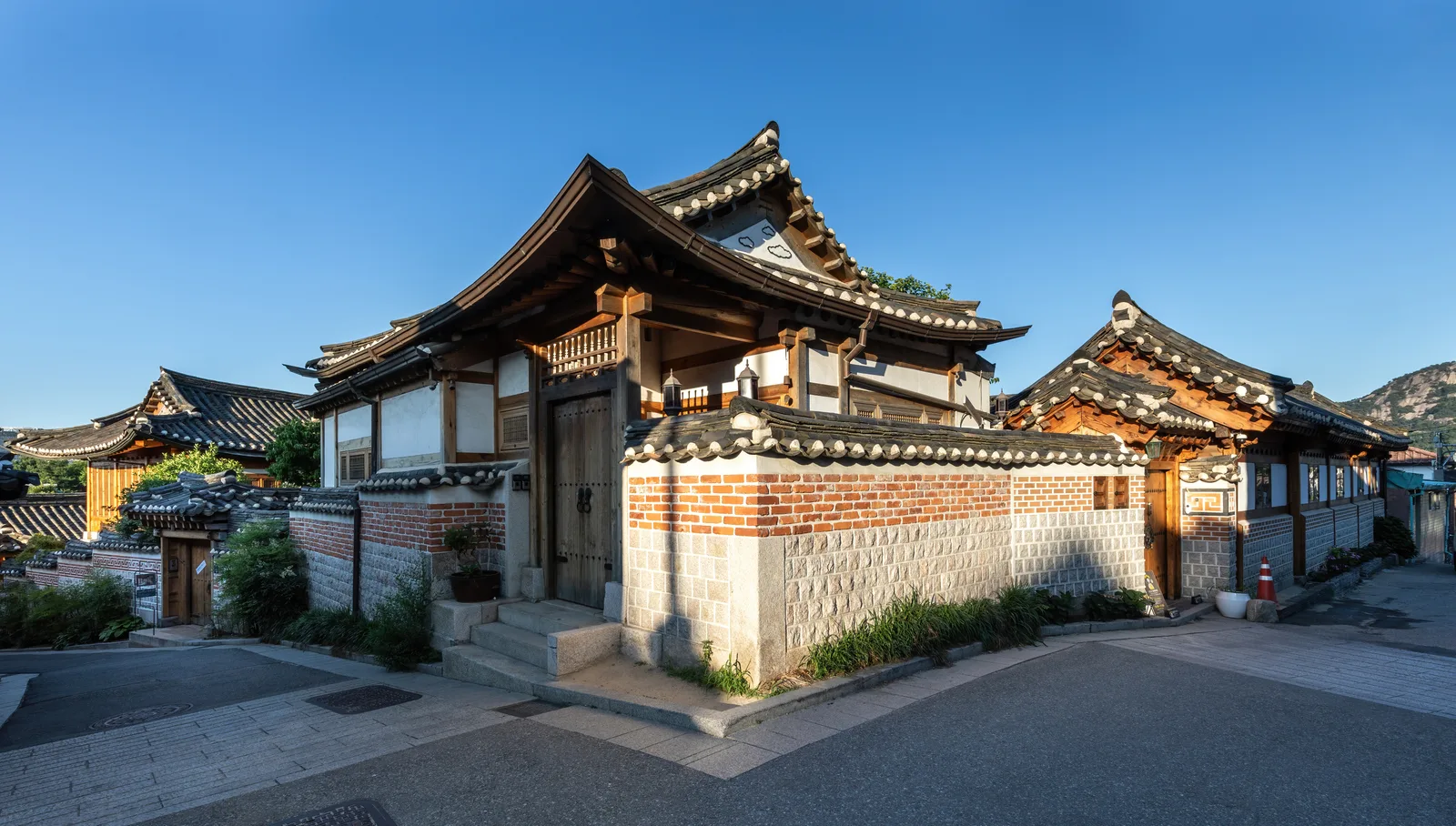맑은 하늘 아래 골목 모서리에 자리한 북촌한옥마을 전통 한옥