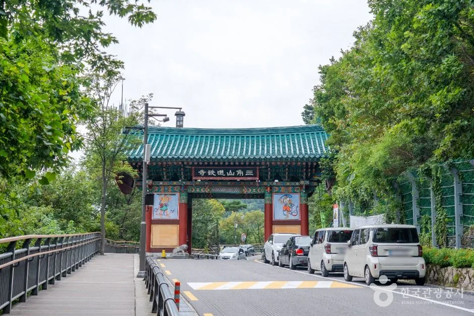 주차된 차량이 보이는 도선사 입구 일대