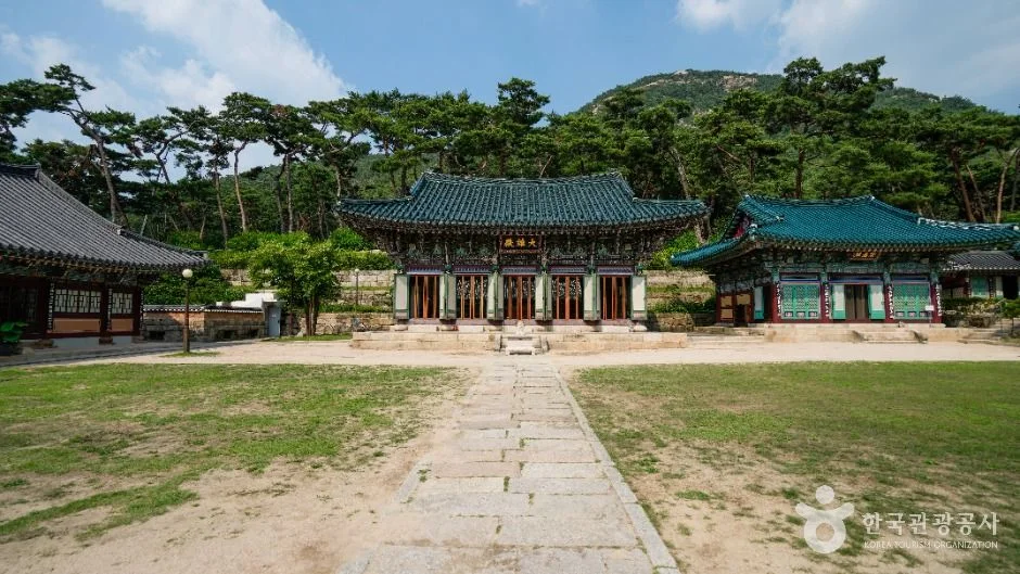진관사 경내 전각과 마당