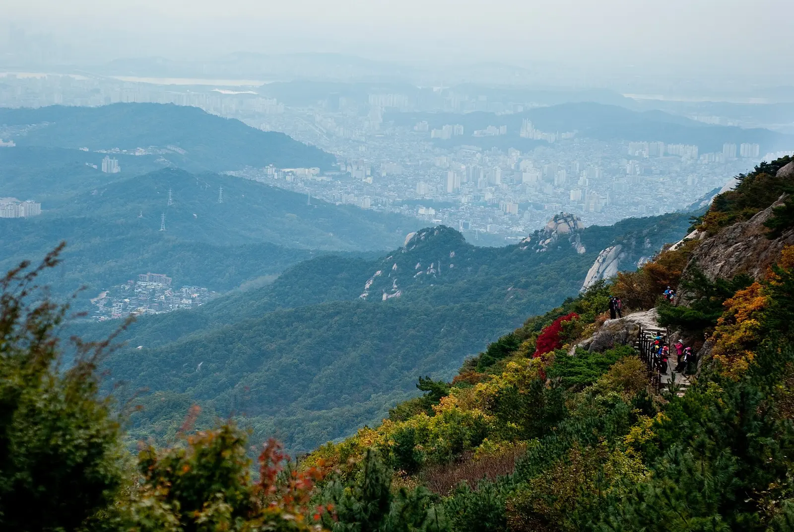 멀리 서울 도심이 보이는 북한산 능선과 사면의 단풍 색