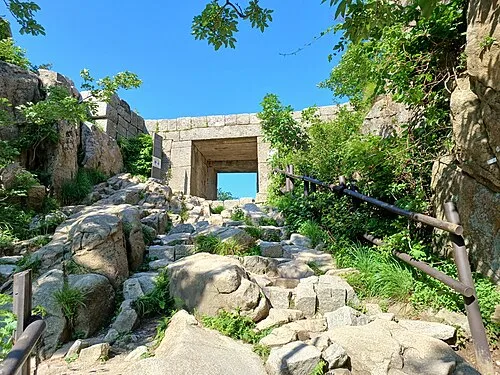 북한산성 백운봉암문, 능선 위 돌로 쌓은 성문