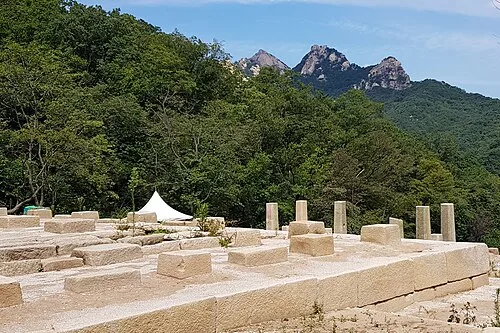 북한산성 행궁지 터, 넓은 초석과 계단이 남아 있는 유적지