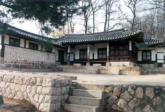 이야기정원 안 창녕위궁재사 한옥 전경