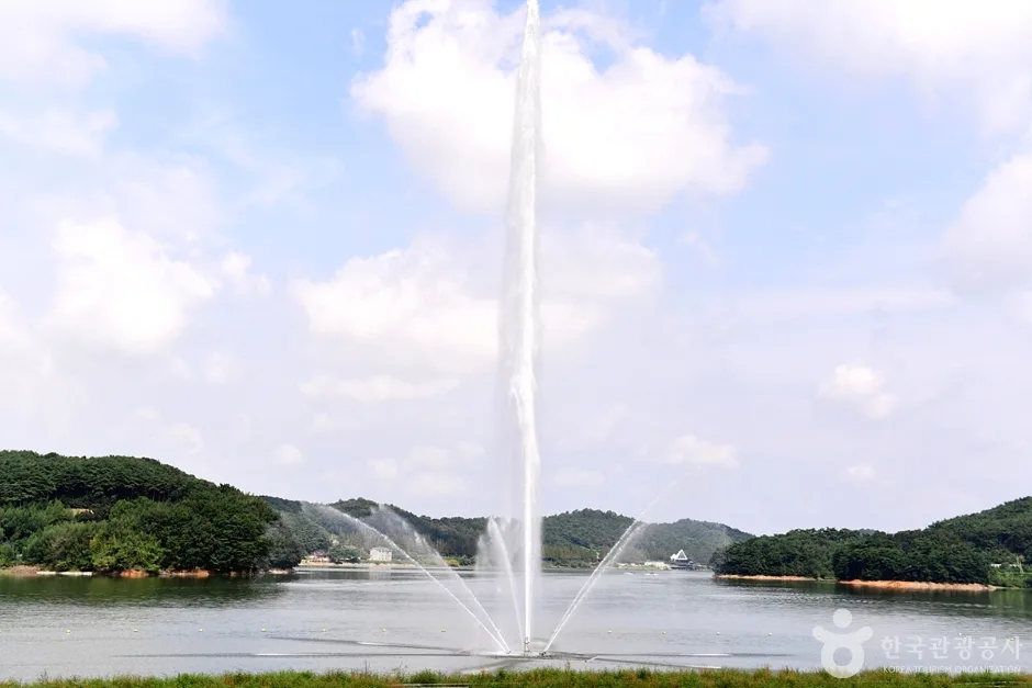 불갑저수지 수변공원의 분수 전경