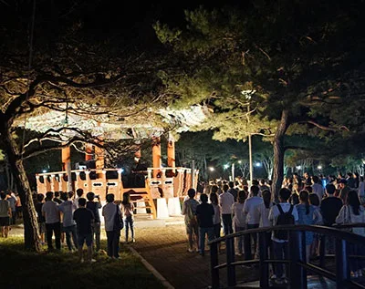 야간 행사 시작 전 불갑사 입구에 모여든 방문객들