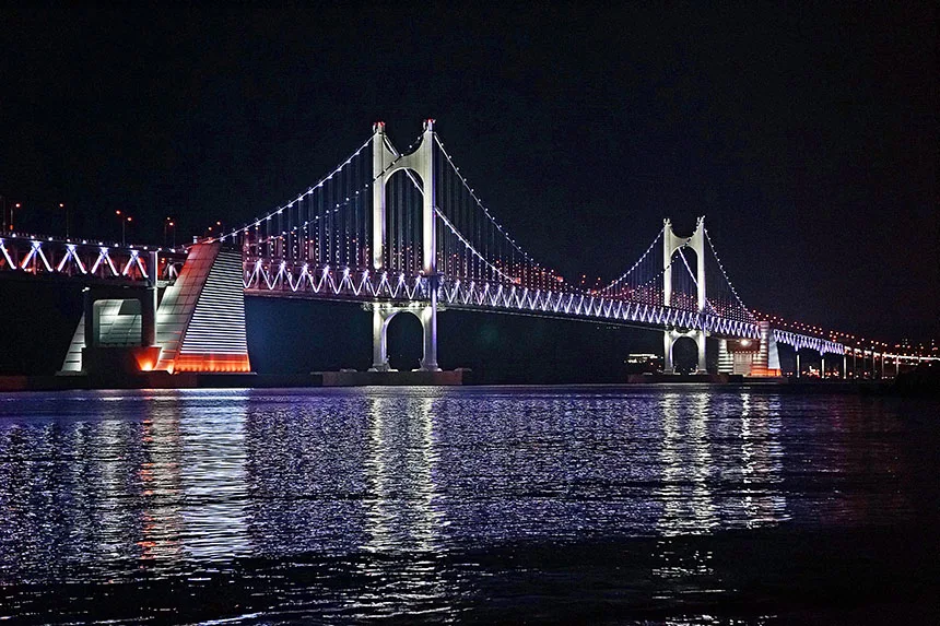 야간 조명이 켜진 광안대교와 반사되는 불빛