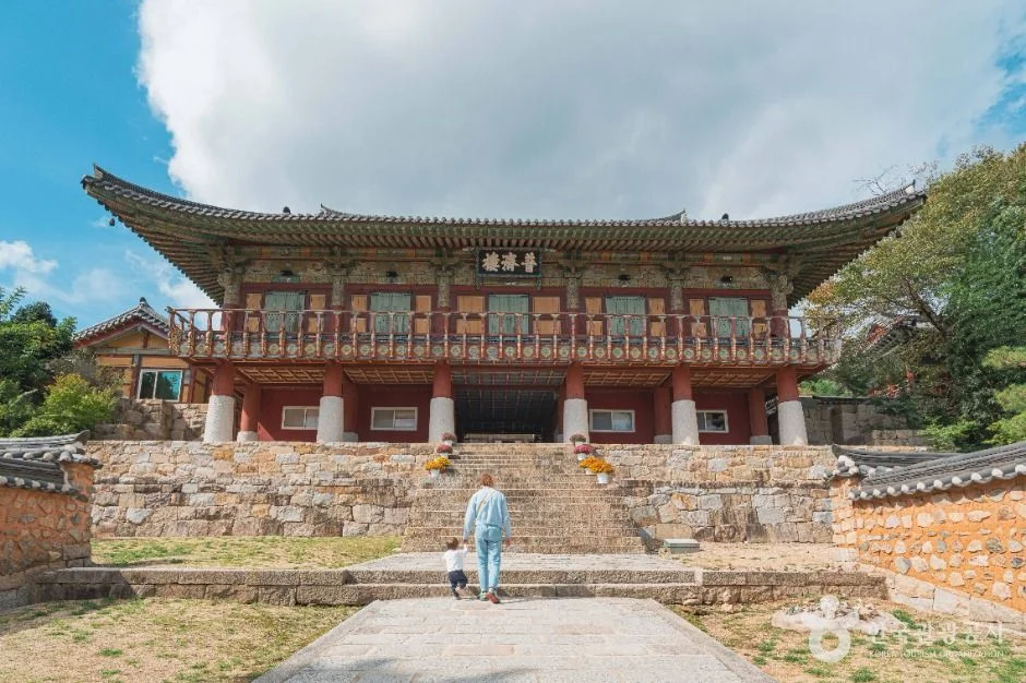 범어사 경내의 누각형 전각