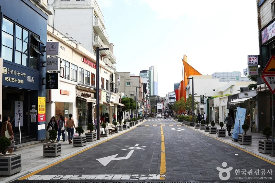 부산 중구 광복로 문화패션거리의 낮 풍경