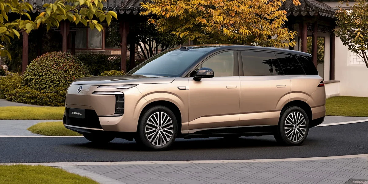 베이지색 덴자 N8L 순수전기 SUV, 정원이 있는 건물 앞 측면