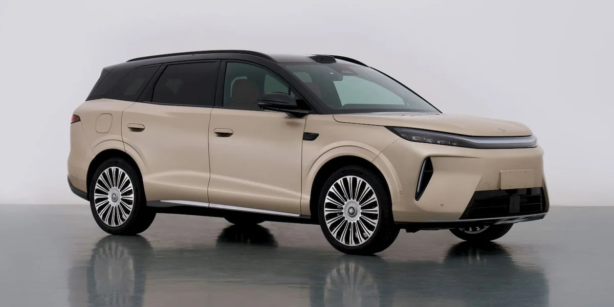베이지색 BYD 3세대 탕 EV의 전측면, 검은 지붕과 21인치 휠이 보인다