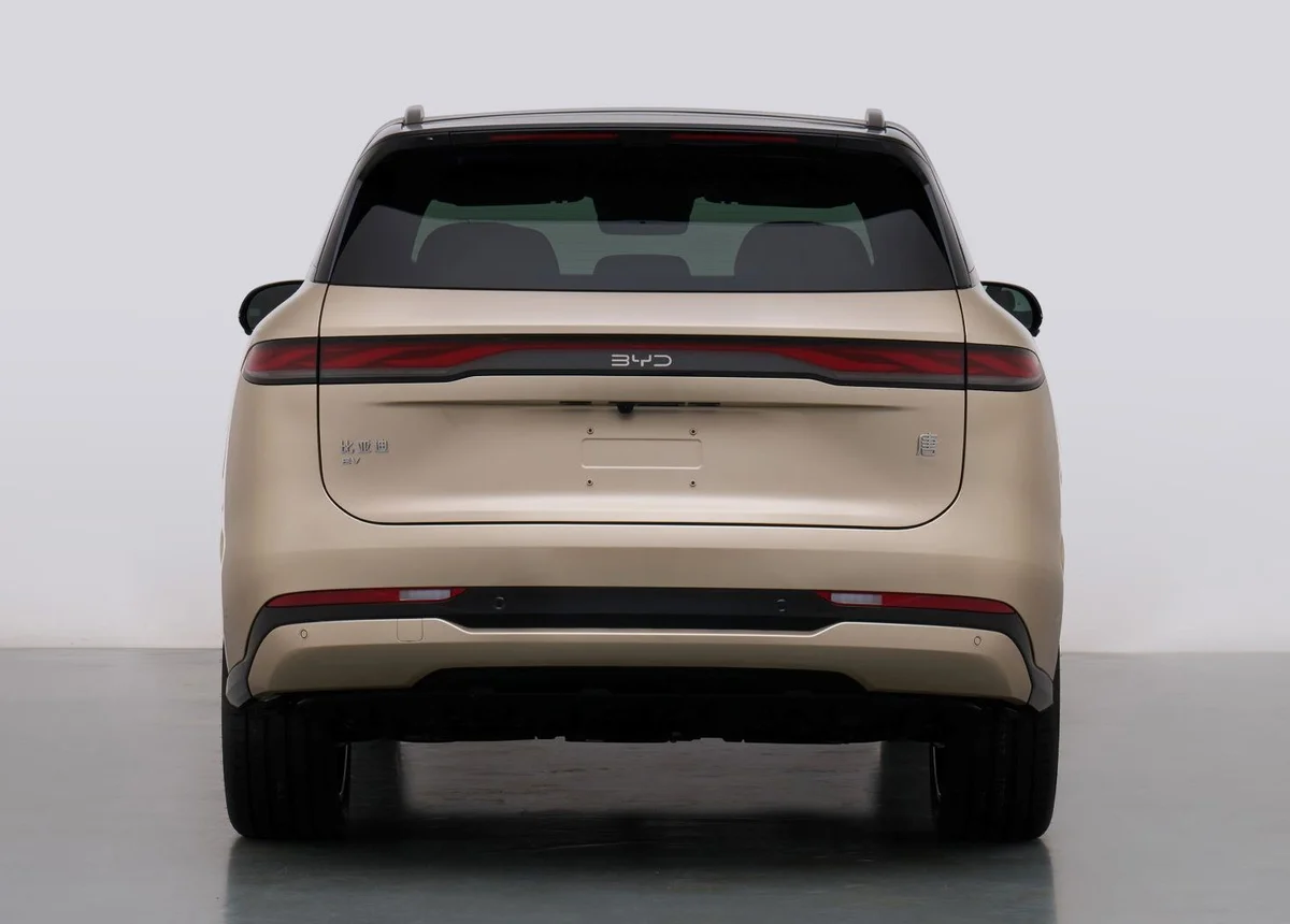 베이지색 BYD 탕 EV의 후면, 가로로 이어진 테일램프와 BYD 로고