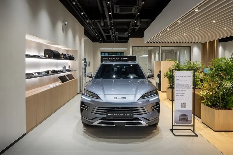BYD Auto 용인 전시장 내부, 실버 색상 BYD 씰라이온6 DM-i가 정면으로 전시된 모습