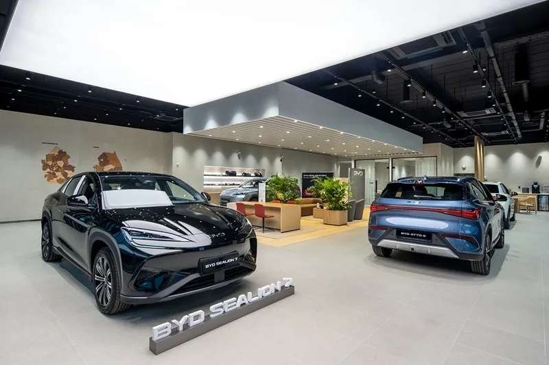 BYD Auto 용인 전시장 넓은 내부 전경, 검정색 씰라이온7과 파란색 아토3가 나란히 전시된 모습