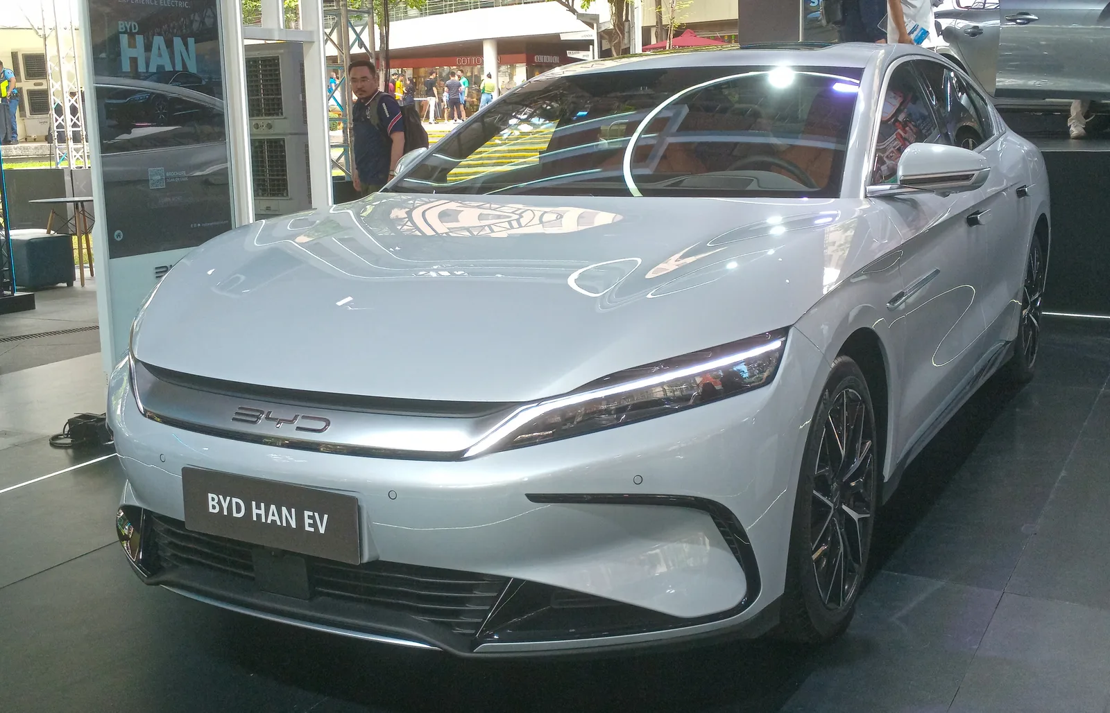 흰색 BYD 한 EV 전측면 외관