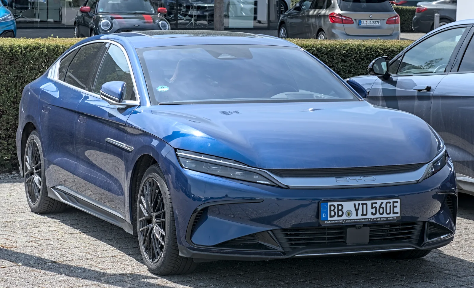 짙은 남색 BYD 한 EV 전측면 외관, 독일 딜러 전시장
