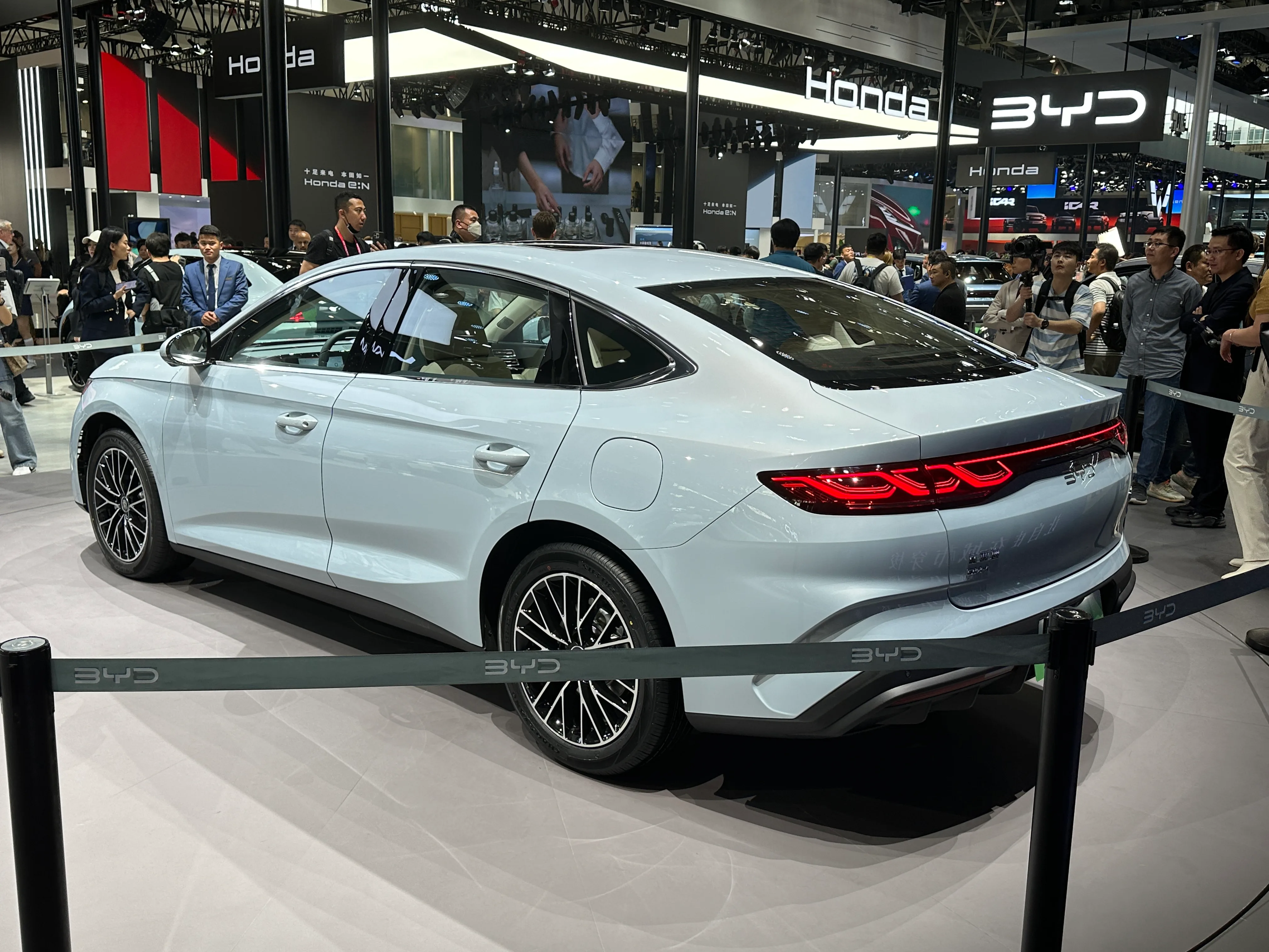 BYD 친 L 후측면, 화이트 색상, 모터쇼 전시장에서 관람객들이 둘러보는 모습