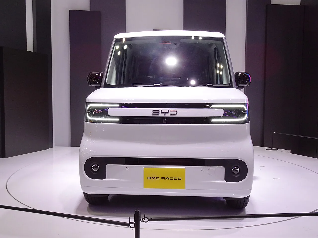 BYD 라코 실물 정면 사진, 재팬 모빌리티쇼 2025 공개 당시