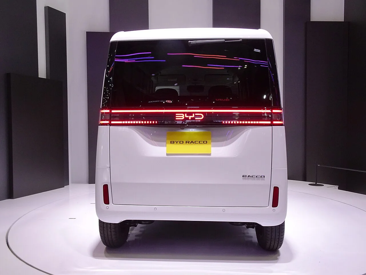BYD 라코 실물 정후면 사진, 재팬 모빌리티쇼 2025 공개 당시