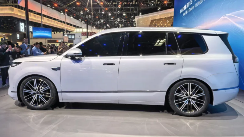 2026년 4월 베이징 모터쇼에 전시된 BYD 씨라이언 08 콘셉트 버전 측면 사진, 흰색 차량