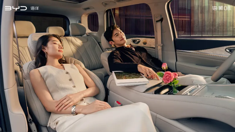 BYD 씨라이언 08 2열 독립 캡틴시트에서 무중력 모드로 등받이를 젖힌 모습