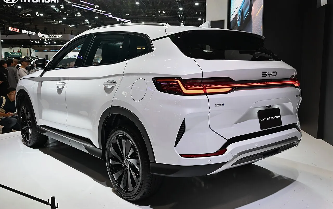 전시된 흰색 BYD 씨라이언6 DM-i 후면 사진