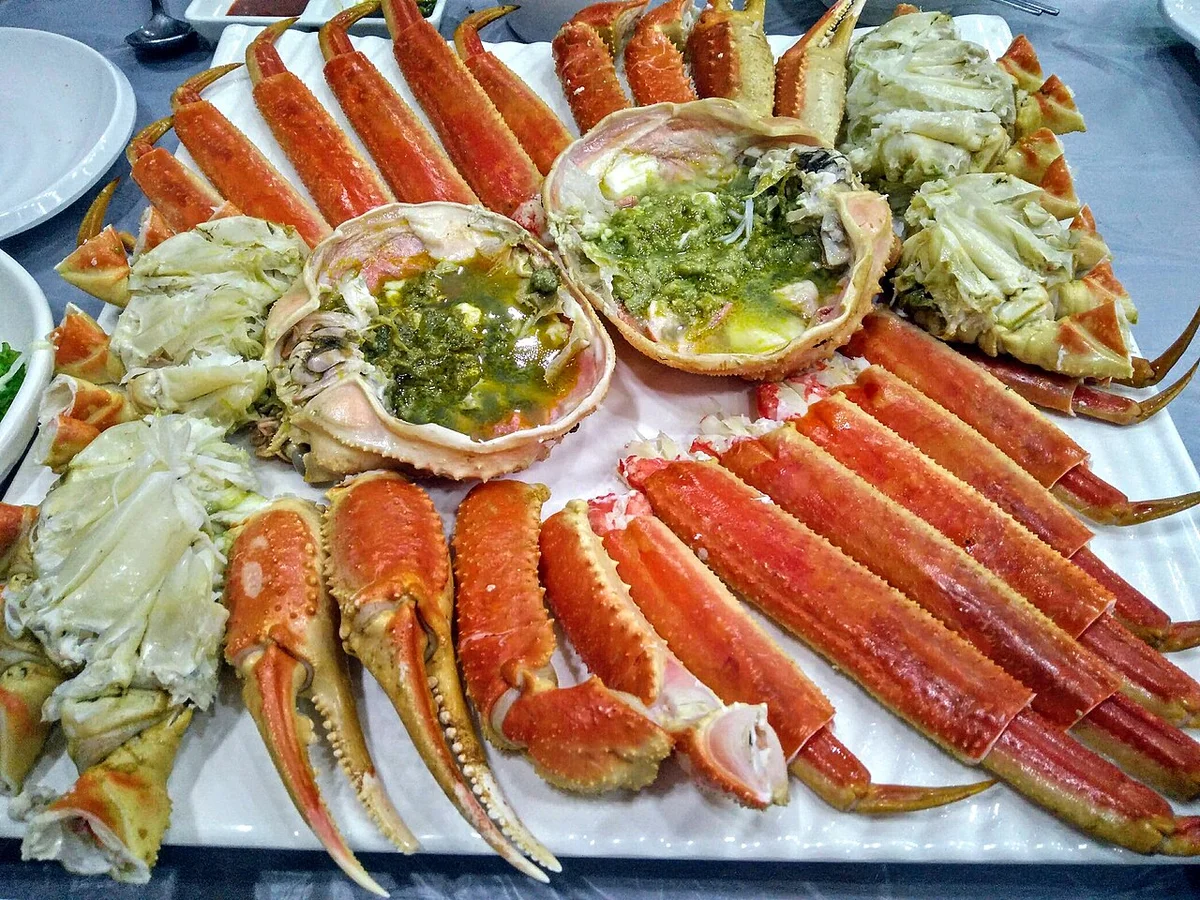쟁반에 대게 다리와 게딱지 속 내장·밥이 가지런히 놓인 대게찜 상차림