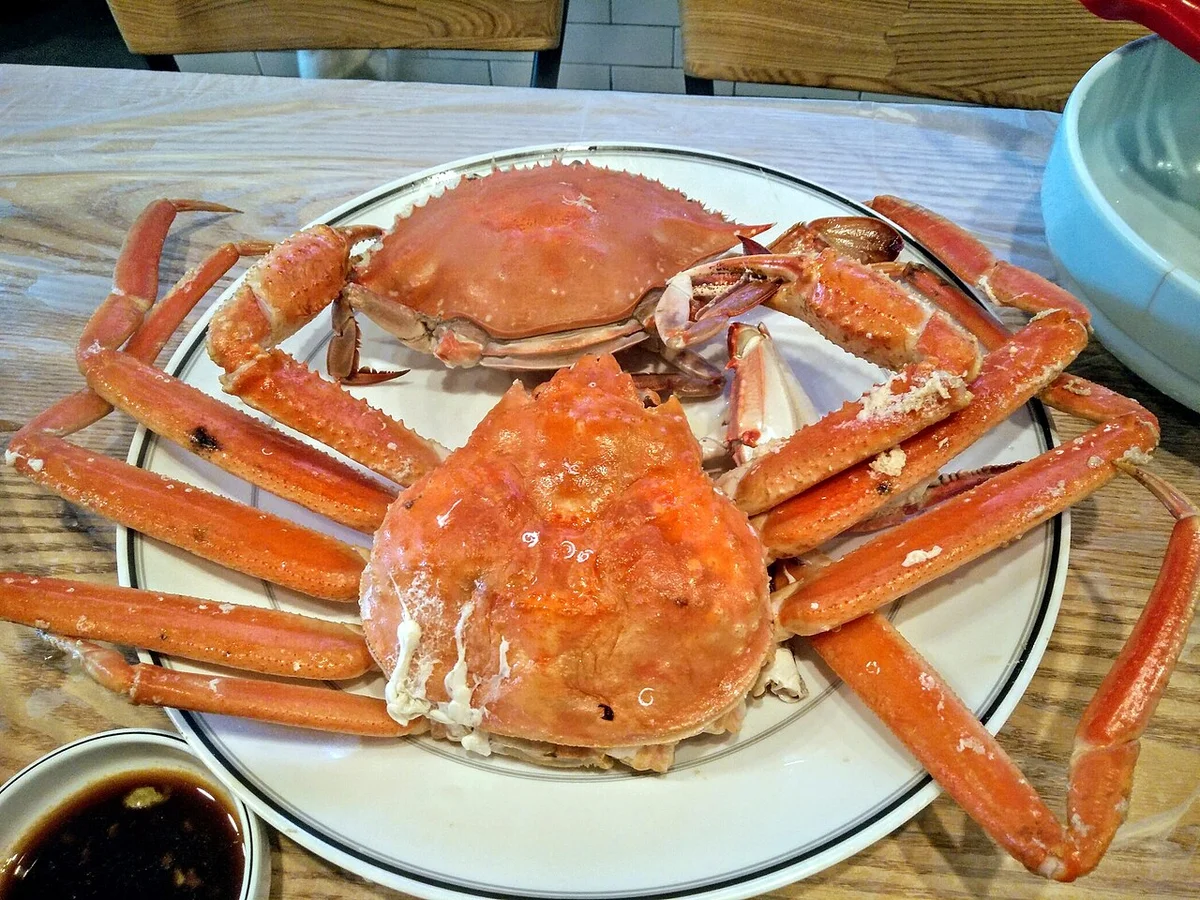 접시에 담겨 쪄져 나온 대게 한 마리와 양념장