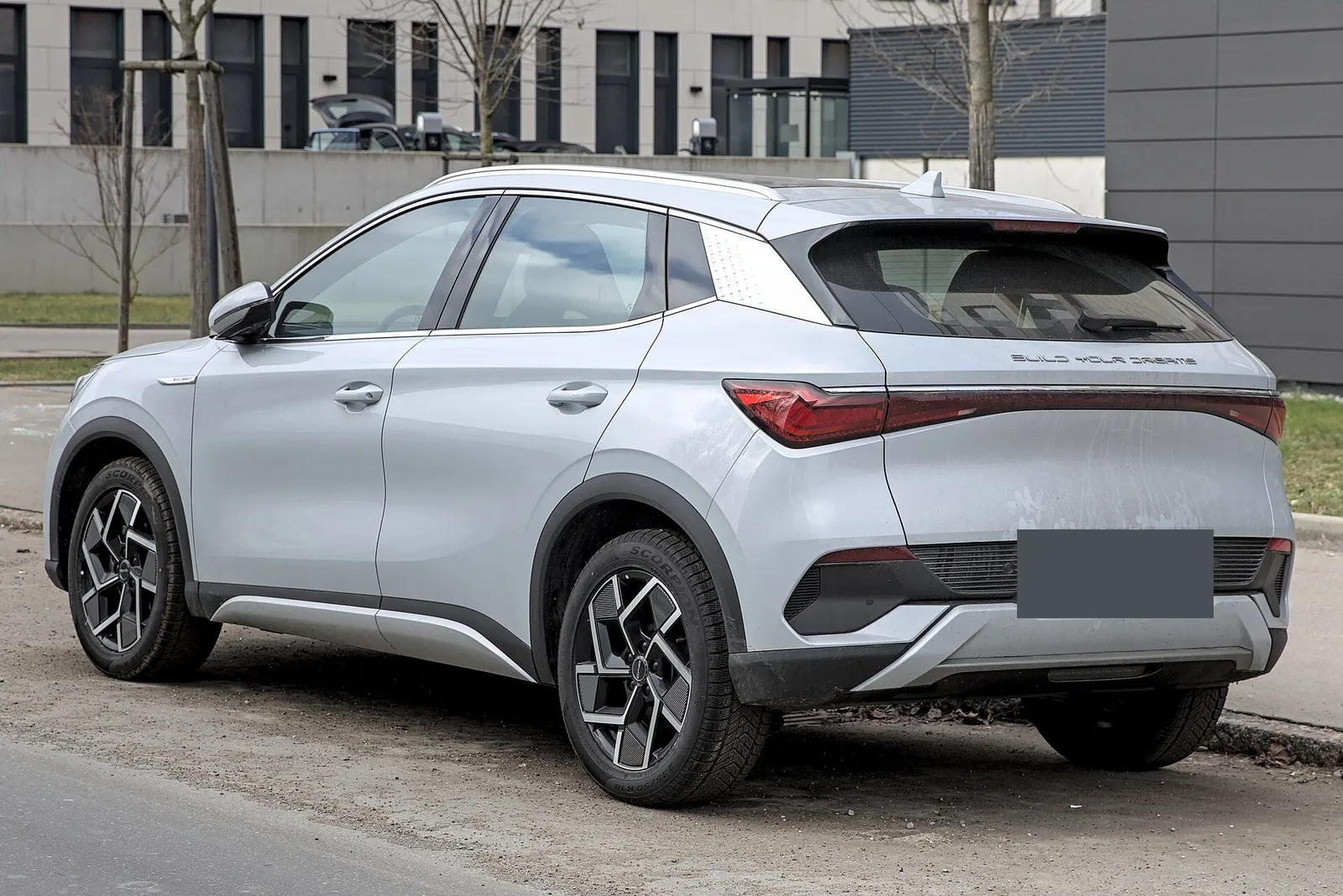 은색 BYD 아토 3 후측면 사진, 번호판은 회색으로 가려져 있다