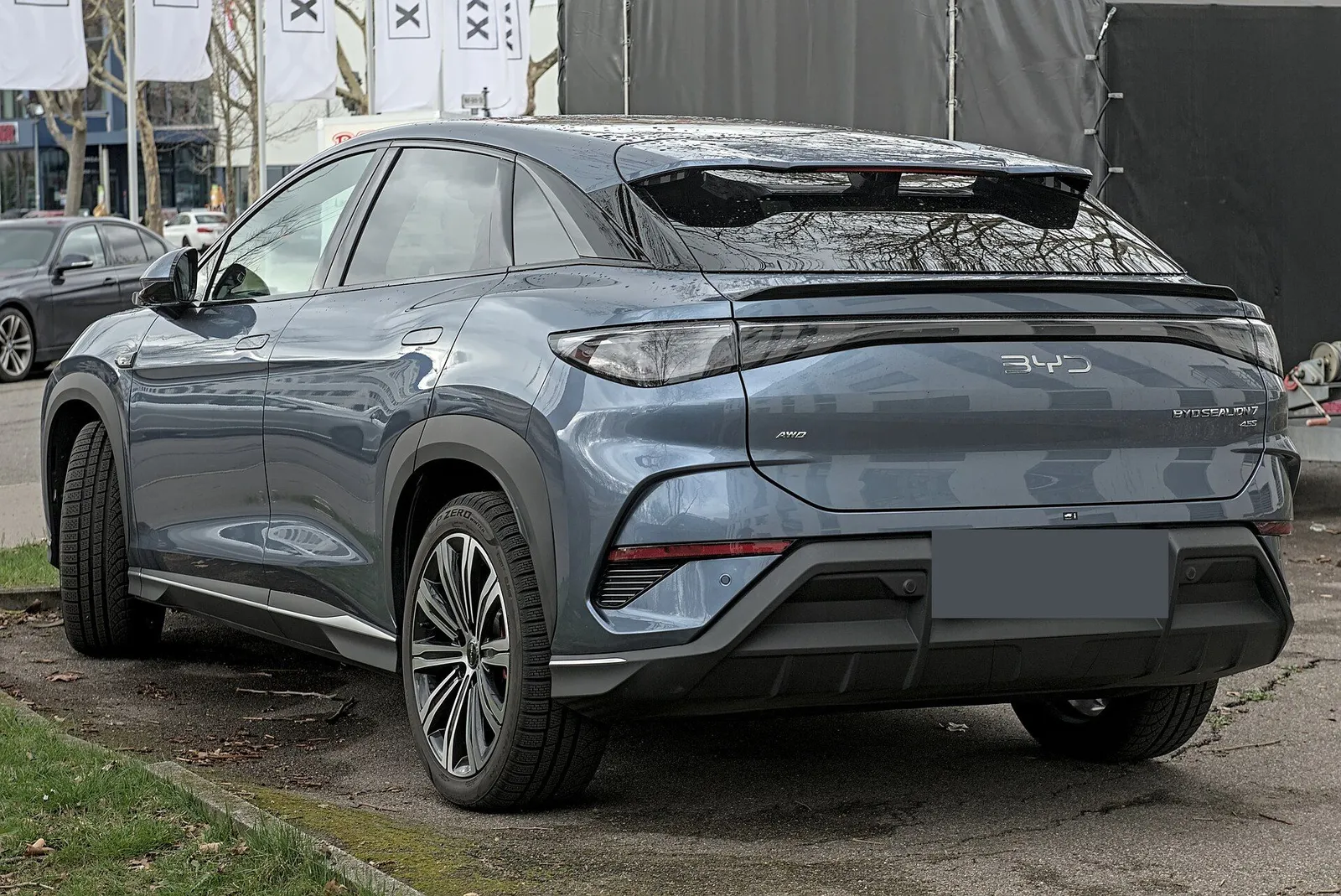회청색 BYD 씨라이언 07 EV 후측면 사진, 일자형 후미등과 후면 스포일러가 보이고 번호판은 가려져 있다