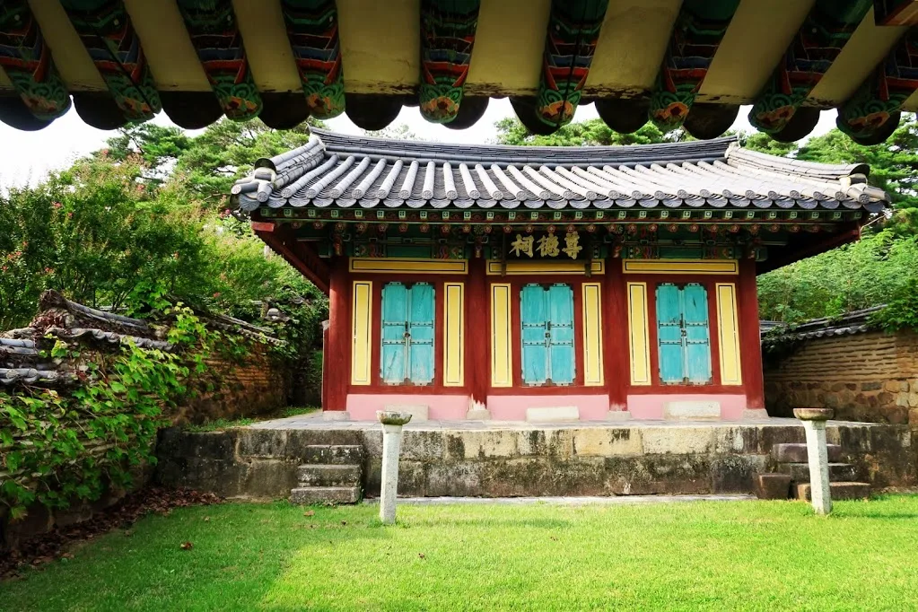 붉은 기둥과 청록색 문짝, 단청이 화려한 병산서원 존덕사 사당 건물