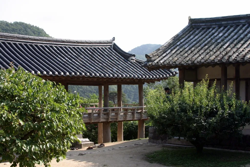 병산서원 강당과 만대루 기와지붕이 나란히 보이는 경내 전경, 방문객 한 명이 걸어가고 있다