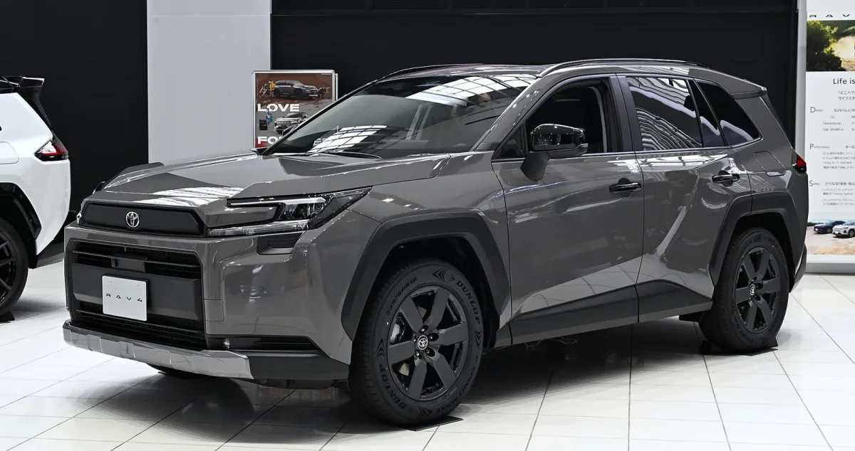 전시장에 놓인 회색 토요타 신형 RAV4 전측면 사진