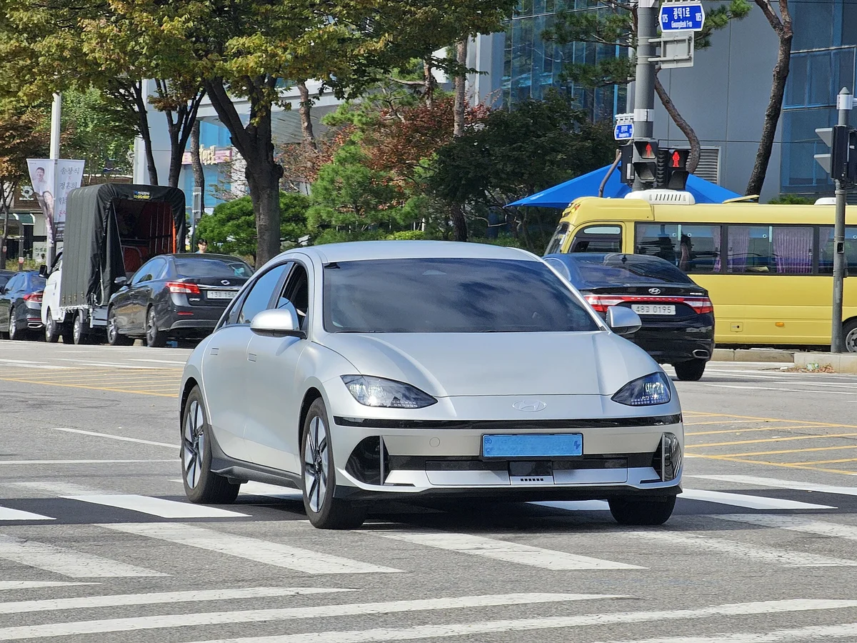 도심 도로에 서 있는 은회색 현대 아이오닉 6 전면 사진