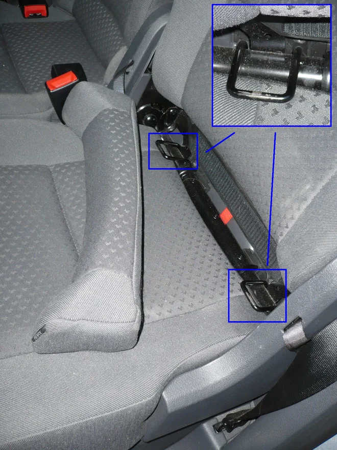 뒷좌석 등받이와 쿠션 사이에서 검은 ISOFIX 고정 바가 보이고 확대 삽입 이미지가 함께 표시된 사진